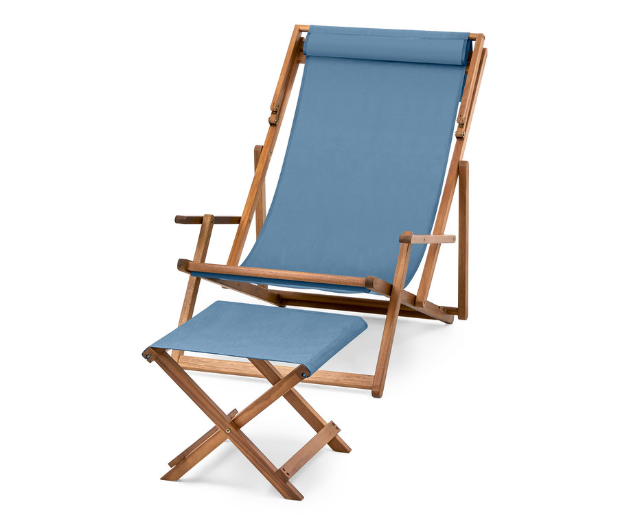 Kék kerti összecsukható napozószék lábtartóval.