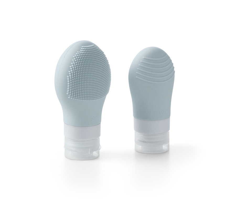 Két samponos flakon utazáshoz.