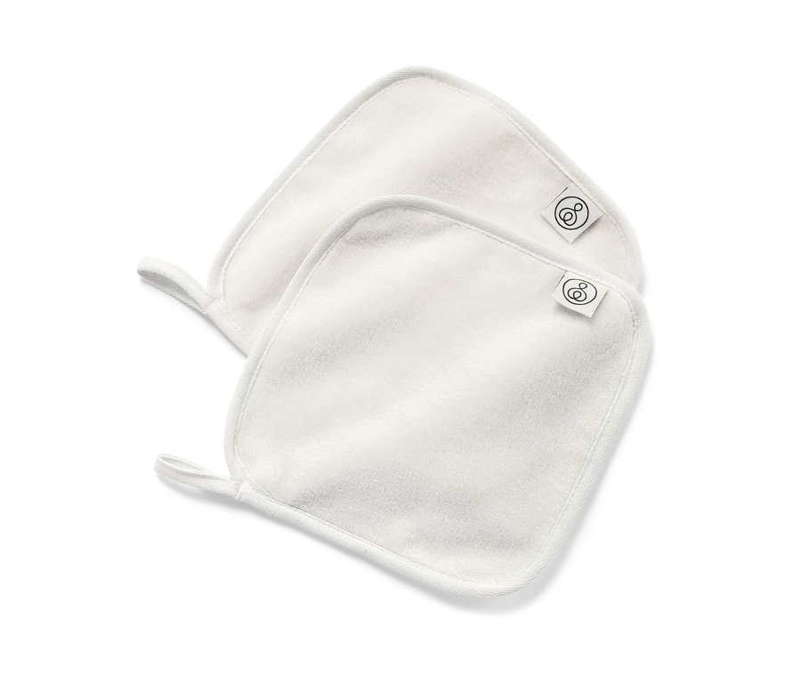 Két fehér 2 kozmetikai kendő egymáson fekszik.