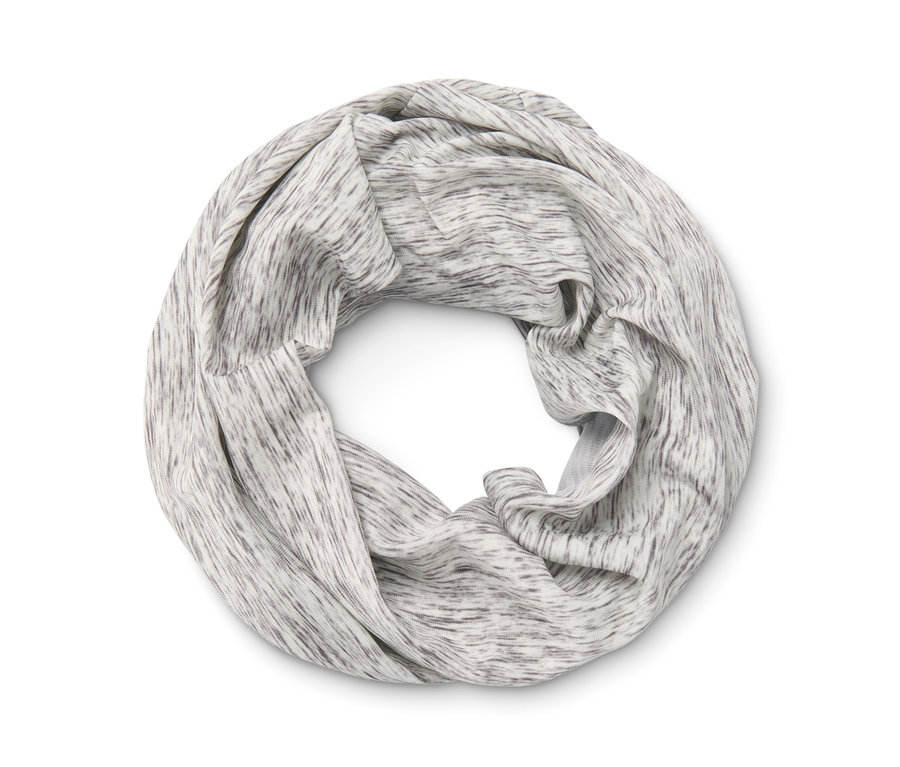 Egy multifunkcionális kendő kör alakúra tekerve.