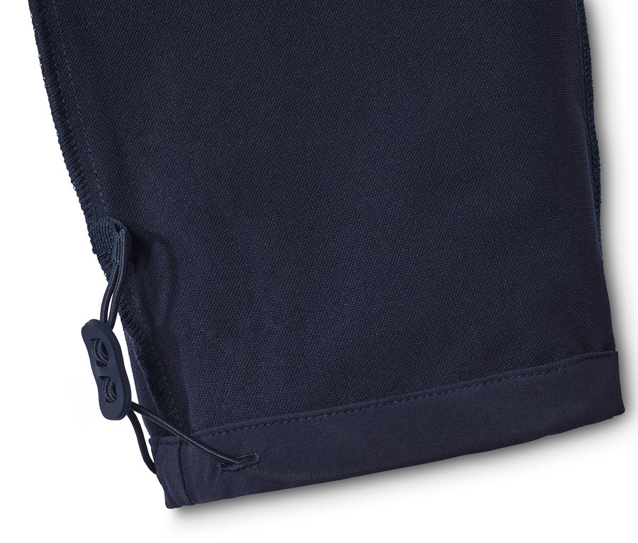 Egy sötétkék softshell lezser nadrág részlete zsinórral.