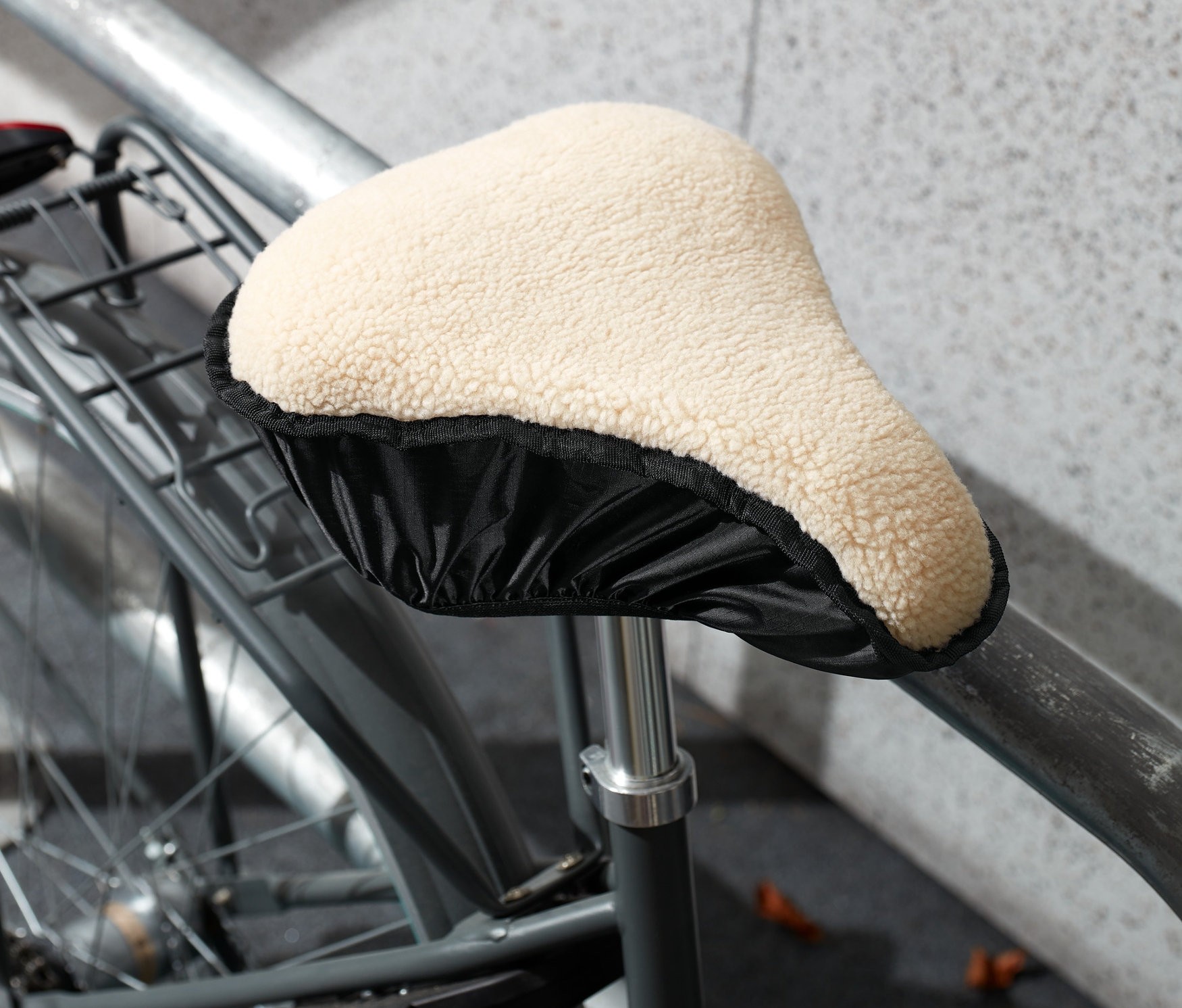 Egy kerékpár részlete bézs színű, 2 az 1-ben nyereghuzattal.