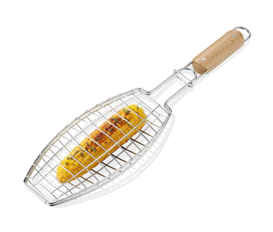Kukorica egy hal- és zöldségsütő grillrácsban.