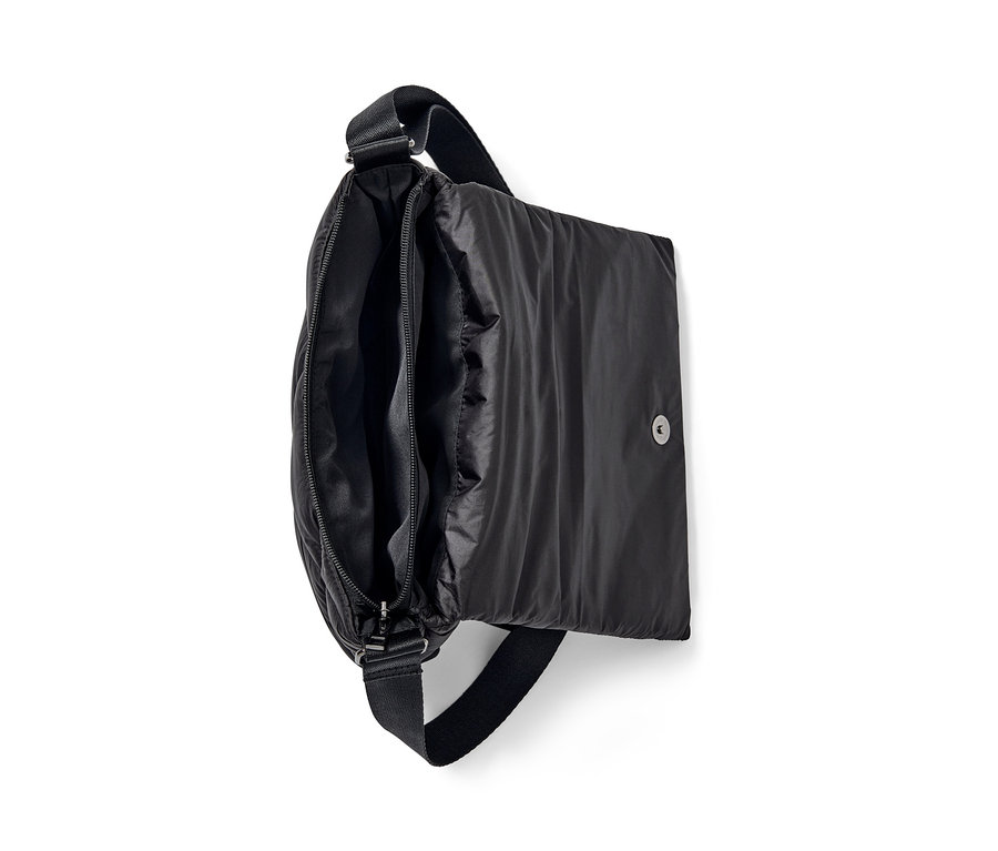 Egy fekete, steppelt oldaltáska nyitva van, a cipzáras rekesz látható.