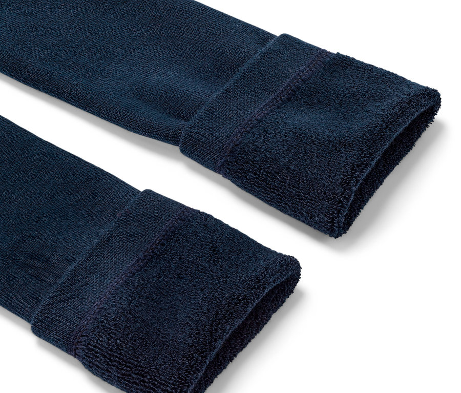 Két kék gyerek termoleggings szárának részletfotója.