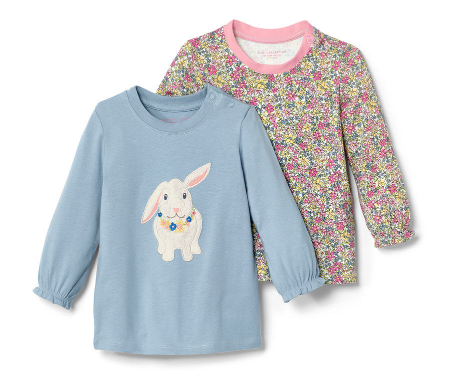 Két kisgyerek hosszú ujjú felső: egy világoskék nyuszi és virág mintával, egy virágos, rózsaszín szegéllyel.