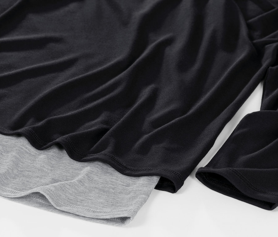 Egy fekete 2 az 1-ben sportfelső részlete.