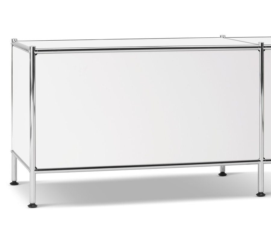 Fehér »CN3« alacsony komód, 3 ajtóval.