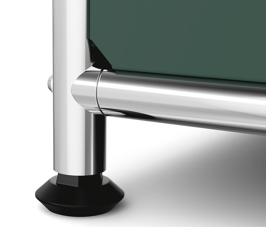 A »CN3« fém komód részlete lenyíló ajtókkal, krómozott lábbal és olívazöld betéttel.