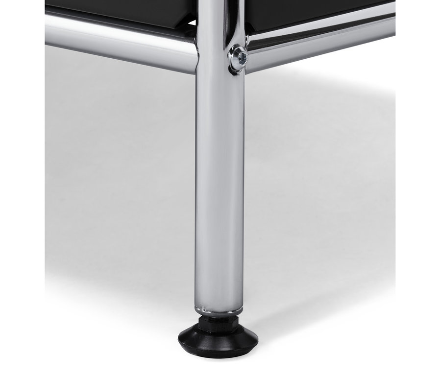 Egy fekete »CN3« bútor részlete lenyíló ajtókkal és egy krómozott lábbal.