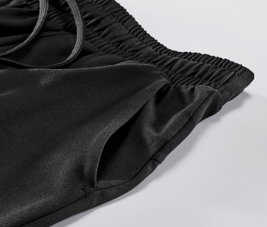 A fekete férfi funkcionális termonadrág részlete.