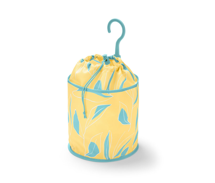 Sárga ruhacsipesztartó zsák kék és fehér levelekkel és kék akasztóval.