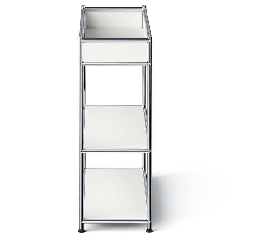 Háromszintes króm állvány fehér polcokkal.