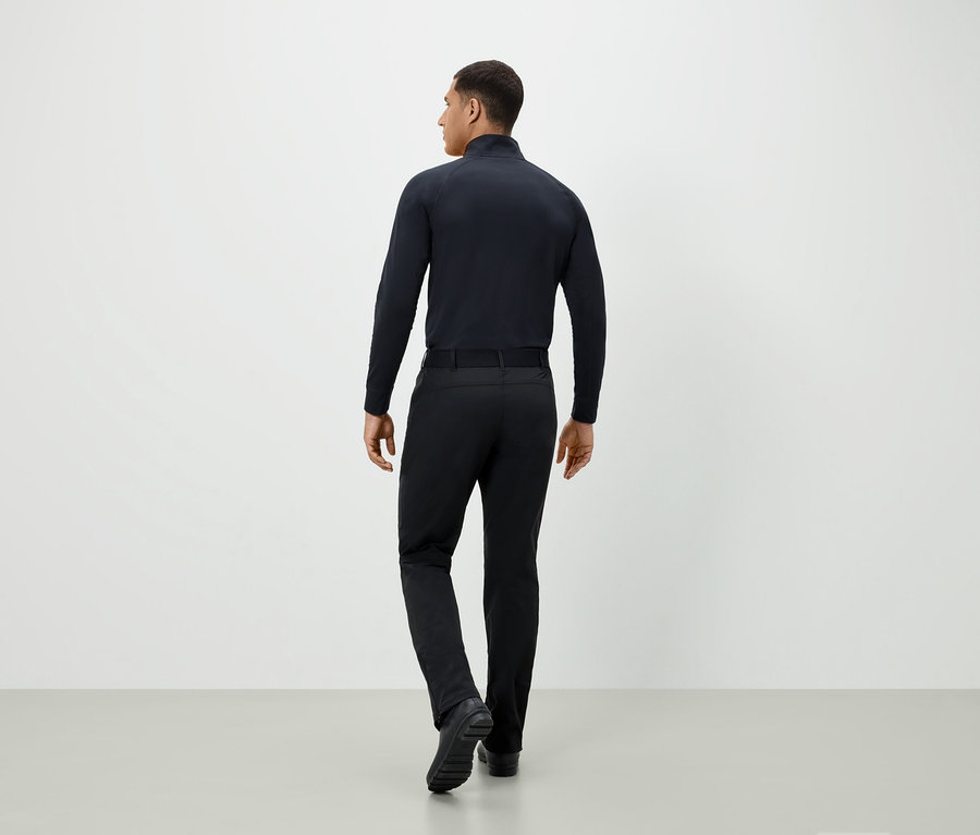 Férfi fekete ruhában hátulról.