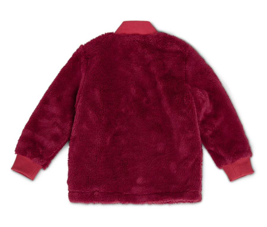 Egy bordó, bolyhos kabát piros, bordázott mandzsettával és gallérral fehér háttér előtt.