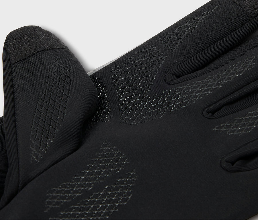 A fekete Windprotection kesztyű részletes nézete.