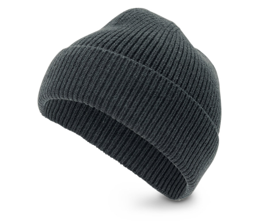 Szürke kötött sapka fehér háttérrel.