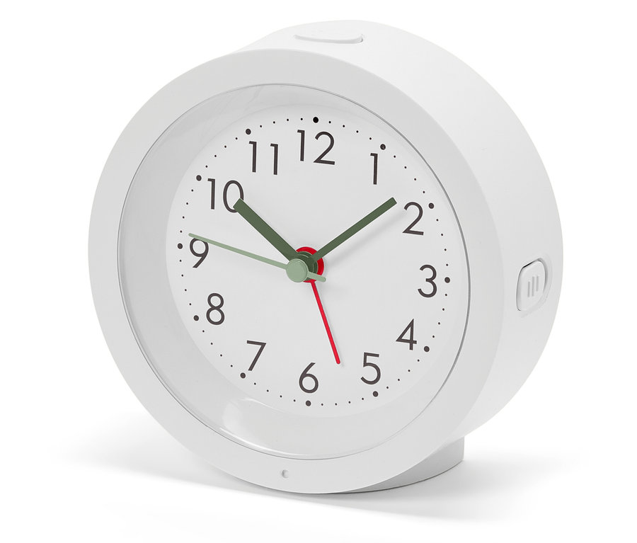 Fehér ébresztőóra analóg számlappal és zöld mutatókkal, amely mutatja az időt.