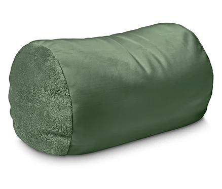 Egy zöld, hengeres párna fekszik fehér háttéren.
