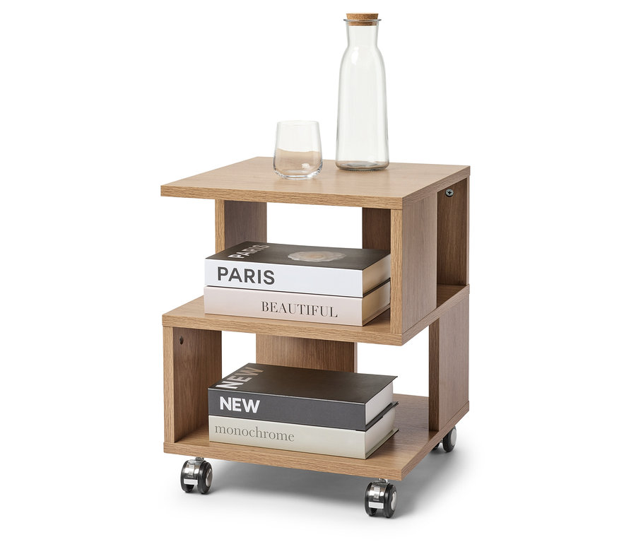 Egy világosbarna, görgős asztalon egy pohár, egy parafadugós üveg és két könyv található.