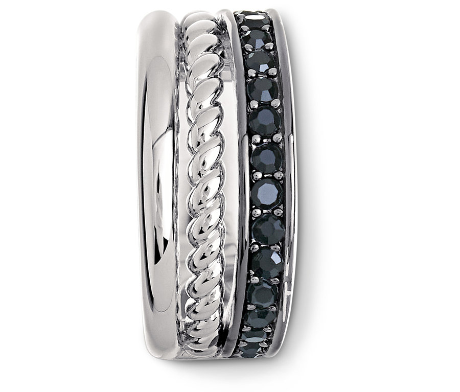 Három ezüst gyűrű, egy sima, egy sodrott és egy fekete kövekkel.