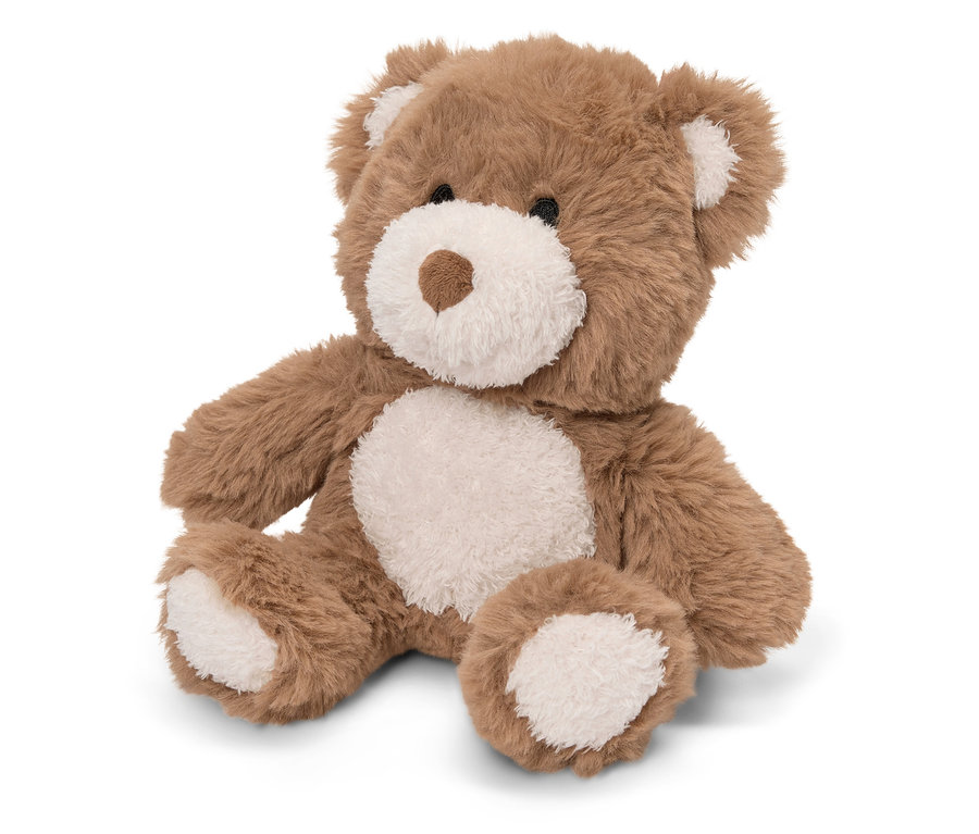 Egy barna plüssmedve ül fehér háttéren.