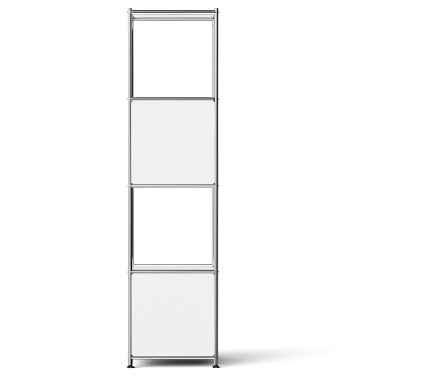 Egy négyszintes polc ezüst kerettel és fehér panelekkel.