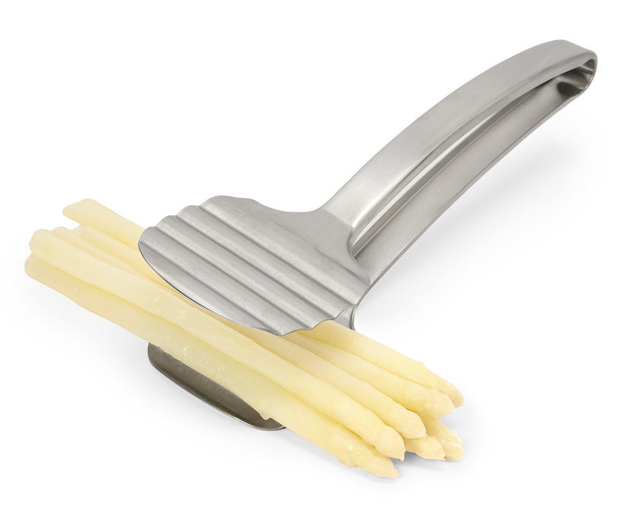 Egy rozsdamentes acél spárgahámozó fehér spárgával.