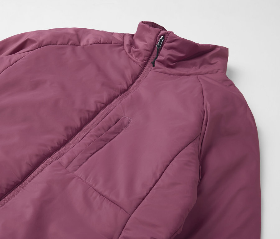 Egy lila kabát részlete, rövid cipzárral és mellzsebbel.