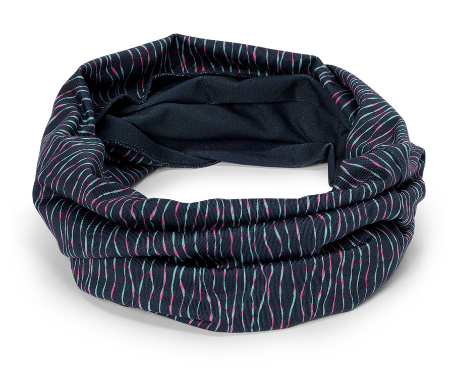 Egy sötétkék színű, rózsaszín és türkiz csíkos mintázatú csősál fekszik egy fehér háttéren.