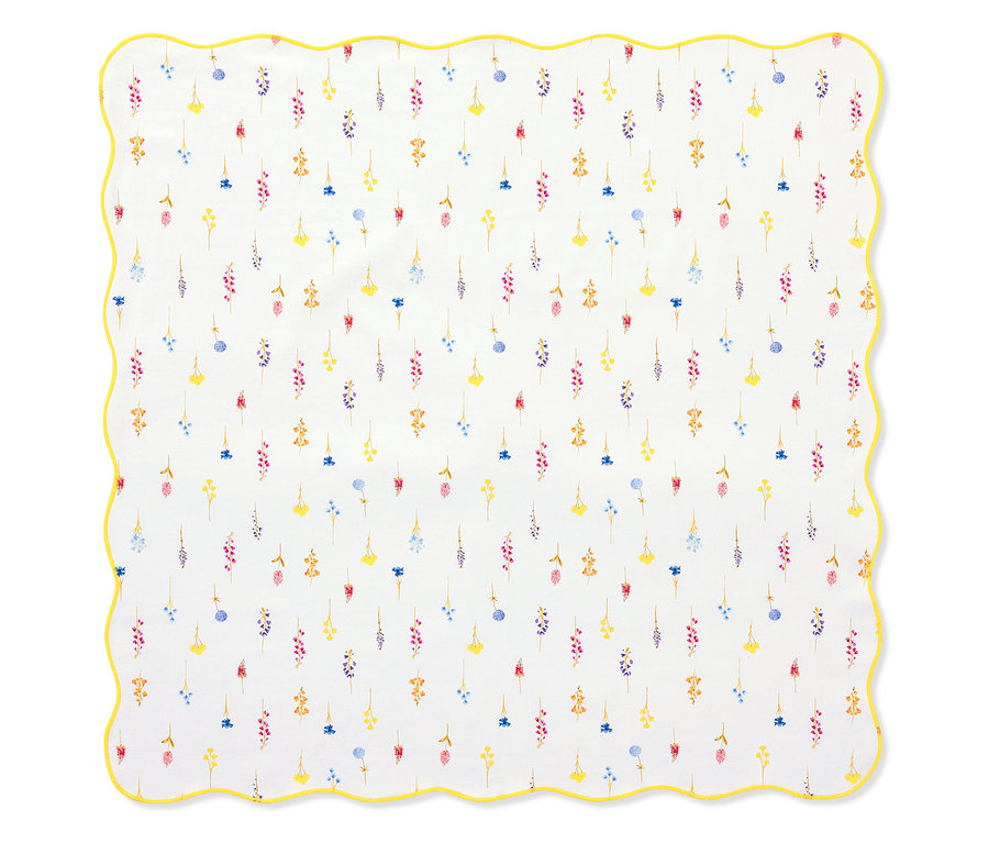 Négyszögletes kendő sárga szegéllyel és virágmintával.