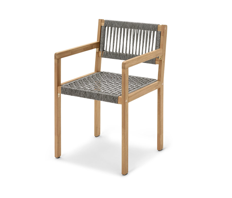 Egy textilhálós ebédlőszék részlete kartámasszal.