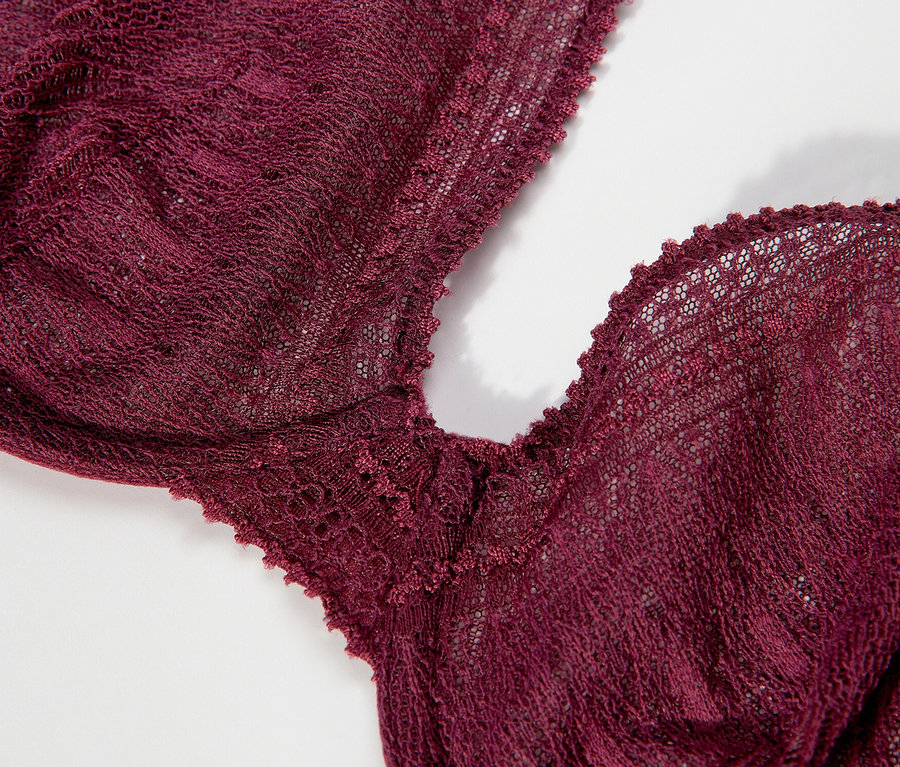 A Passionata »Leila« merevítős melltartó részletének fotója, lila színben.