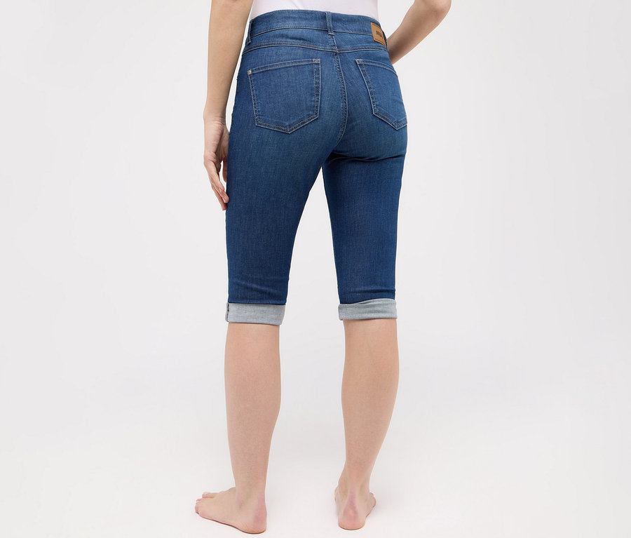 Hátulról látható nő, aki Angels farmer »Capri Turn-Up« slim fit, középkék színű farmert visel.