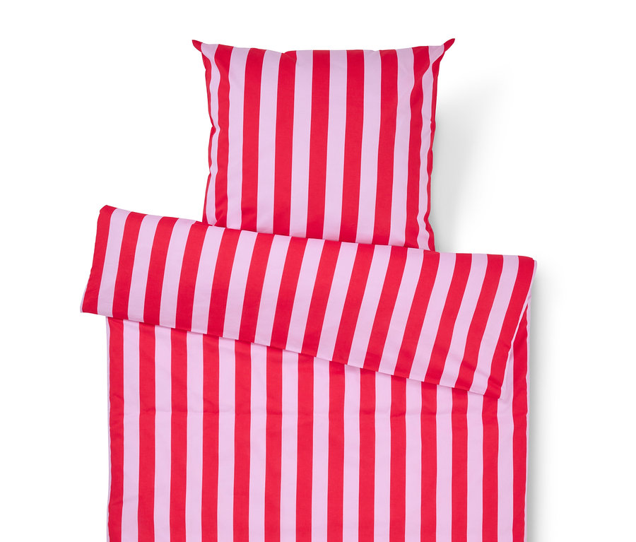 Ágyneműgarnitúra piros és fehér csíkokkal, amely egy párnahuzatból és egy paplanhuzatból áll.