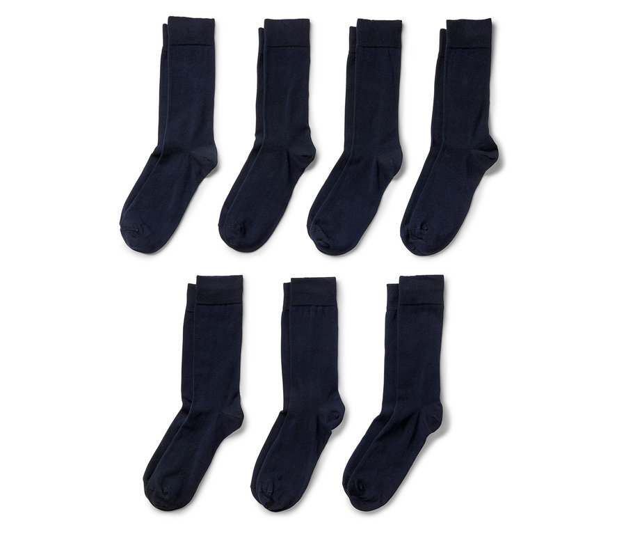 Hat pár sötétkék zokni elrendezve fehér alapon.