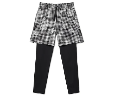 Fekete leggings pöttyös rövidnadrággal a tetején.