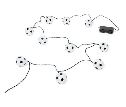 Egy futball-labda alakú fényfüzér fekszik fehér háttéren.
