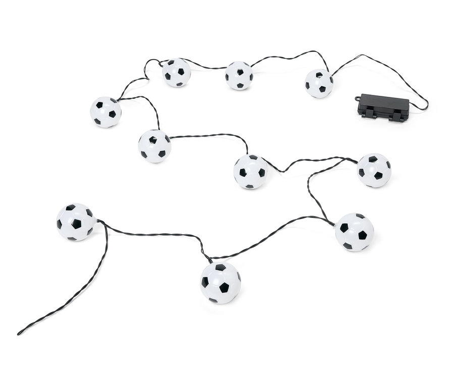 Egy futball-labda alakú fényfüzér fekszik fehér háttéren.