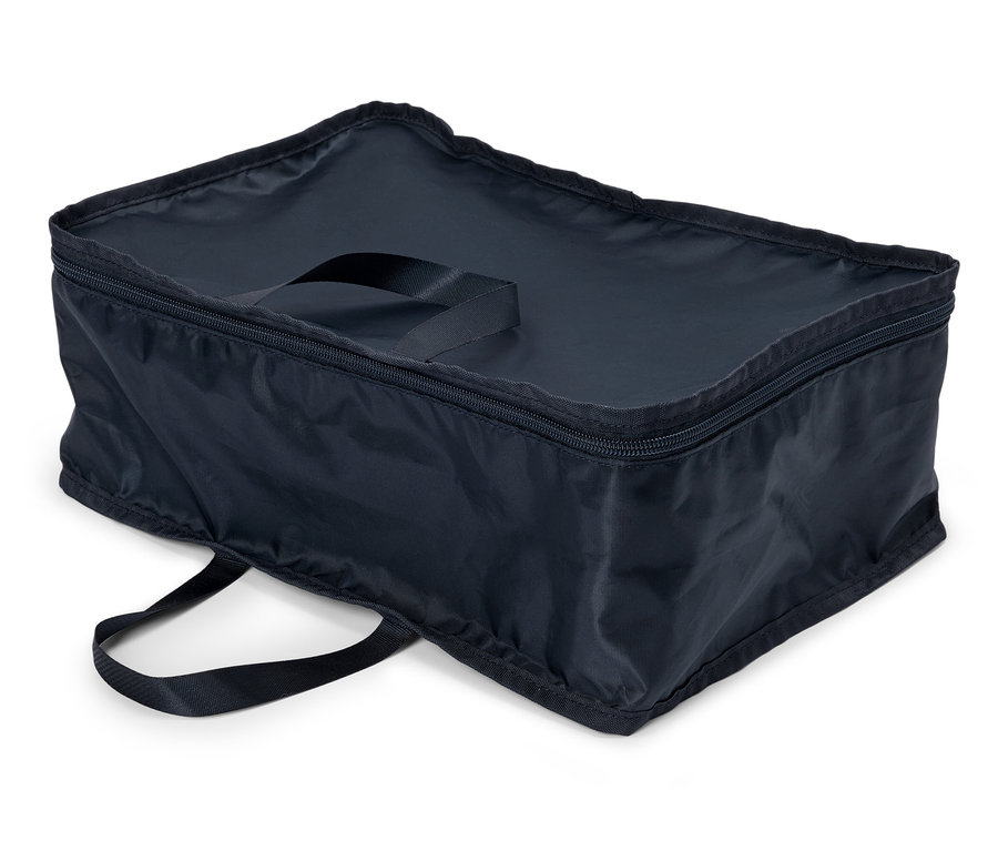 Egy téglalap alakú, sötétkék tárolótáska cipzárral és fogantyúkkal fekszik egy fehér felületen.