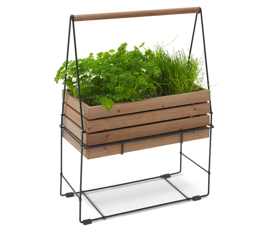 Fából készült fűszernövényes láda petrezselyemmel és metélőhagymával, fekete fém kereten, fa fogantyúval.