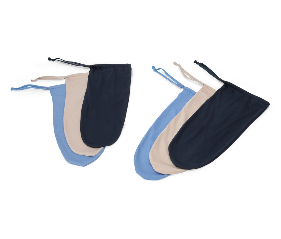 Három húzózsinóros anyagzsák kék, bézs és fekete színben fekszik egy fehér háttéren.