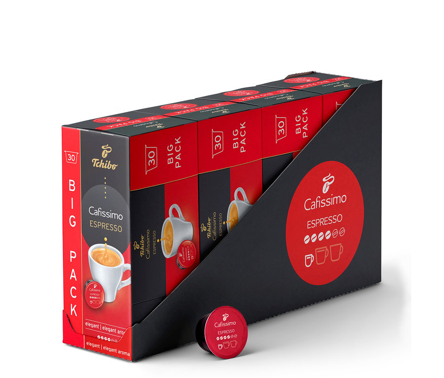 Fekete display doboz négy piros és fekete 'Tchibo Cafissimo Espresso BIG PACK 30' dobozzal, mindegyiken fehér eszpresszó csésze látható. Egyetlen piros 'Cafissimo Espresso' kapszula fekszik a doboz előtt.