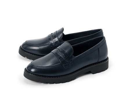 Egy pár sötétkék loafer krokodilmintás pánttal és vastag fekete talppal.