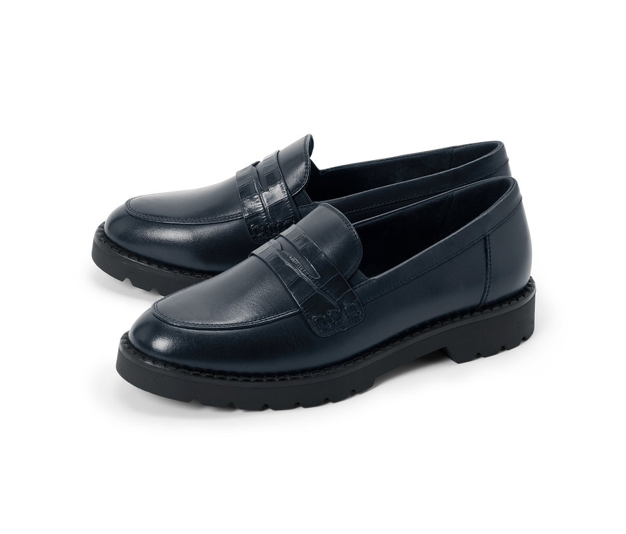 Egy pár sötétkék loafer krokodilmintás pánttal és vastag fekete talppal.