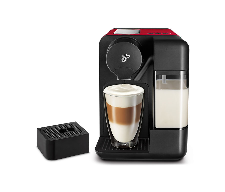 Fekete Cafissimo milk, piros, kávéfőző kávéval és tejjel.