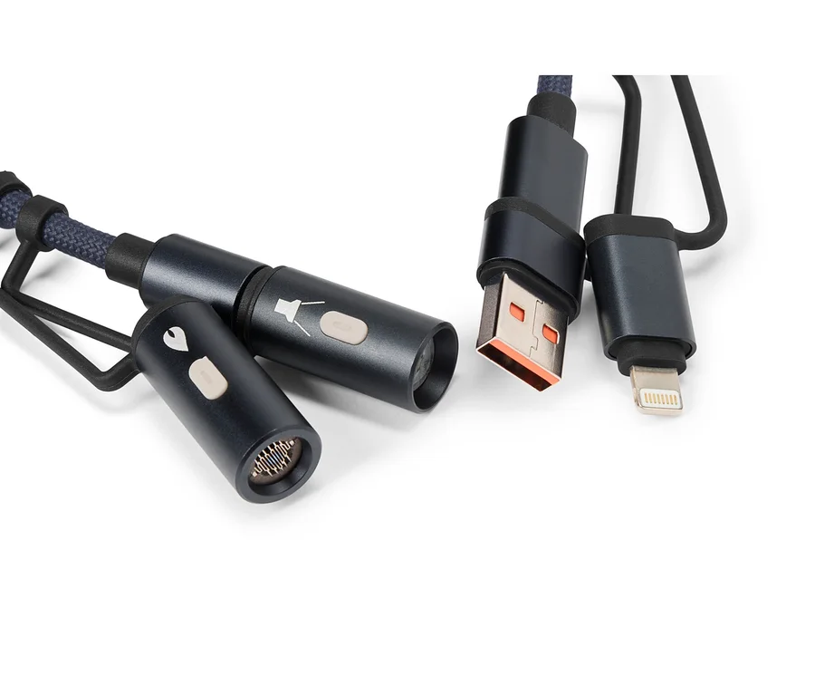 Egy kék USB-kábel közeli képe USB-, iPhone- és mikrofoncsatlakozókkal fehér háttéren.