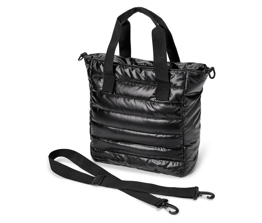 Fekete, fényes, steppelt táska fekete fogantyúkkal és pánttal, fehér háttérrel.