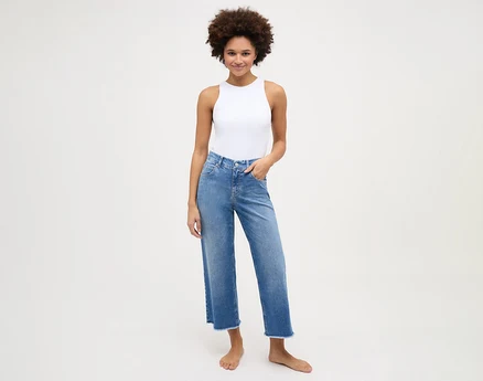 Nő visel Angels »Linn« rojtos culotte farmert, világoskék.