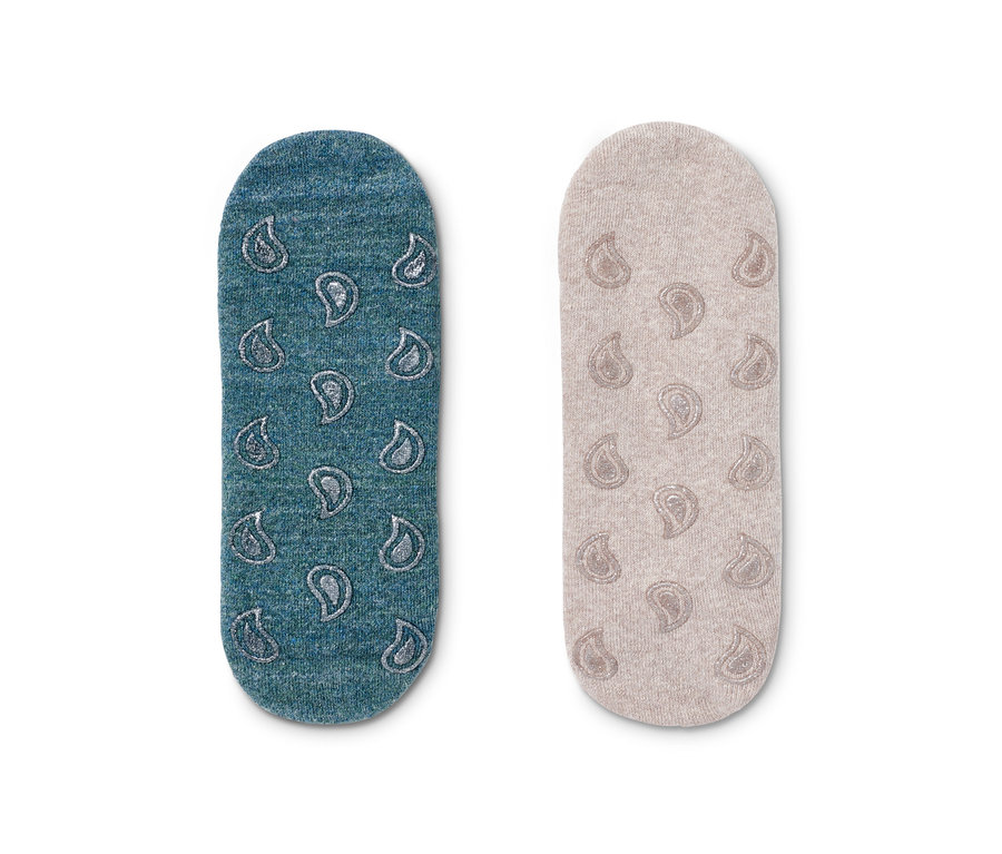 Két pár csúszásgátlós zokni paisley mintával. Egyik pár kékeszöld, a másik krémszínű.